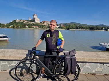 Kerékpáros a Duna mellett